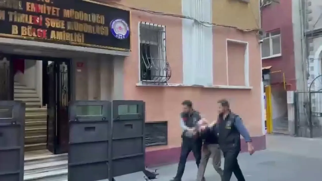 Gayrettepe metrosunda yankesicilik anbean kameraya yansıdı