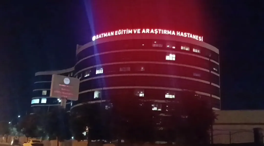 Batman'da seyir halindeki otomobilden düşen genç yaşamını yitirdi