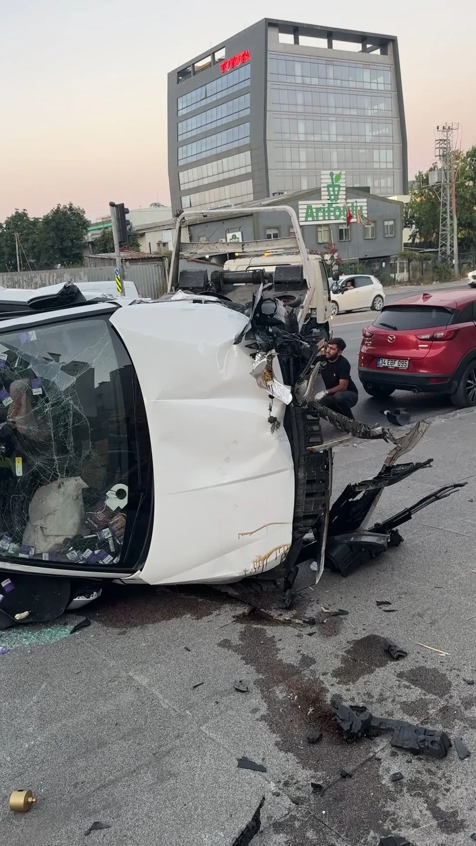 Avcılar'da kontrolden çıkan otomobil takla atarak devrildi