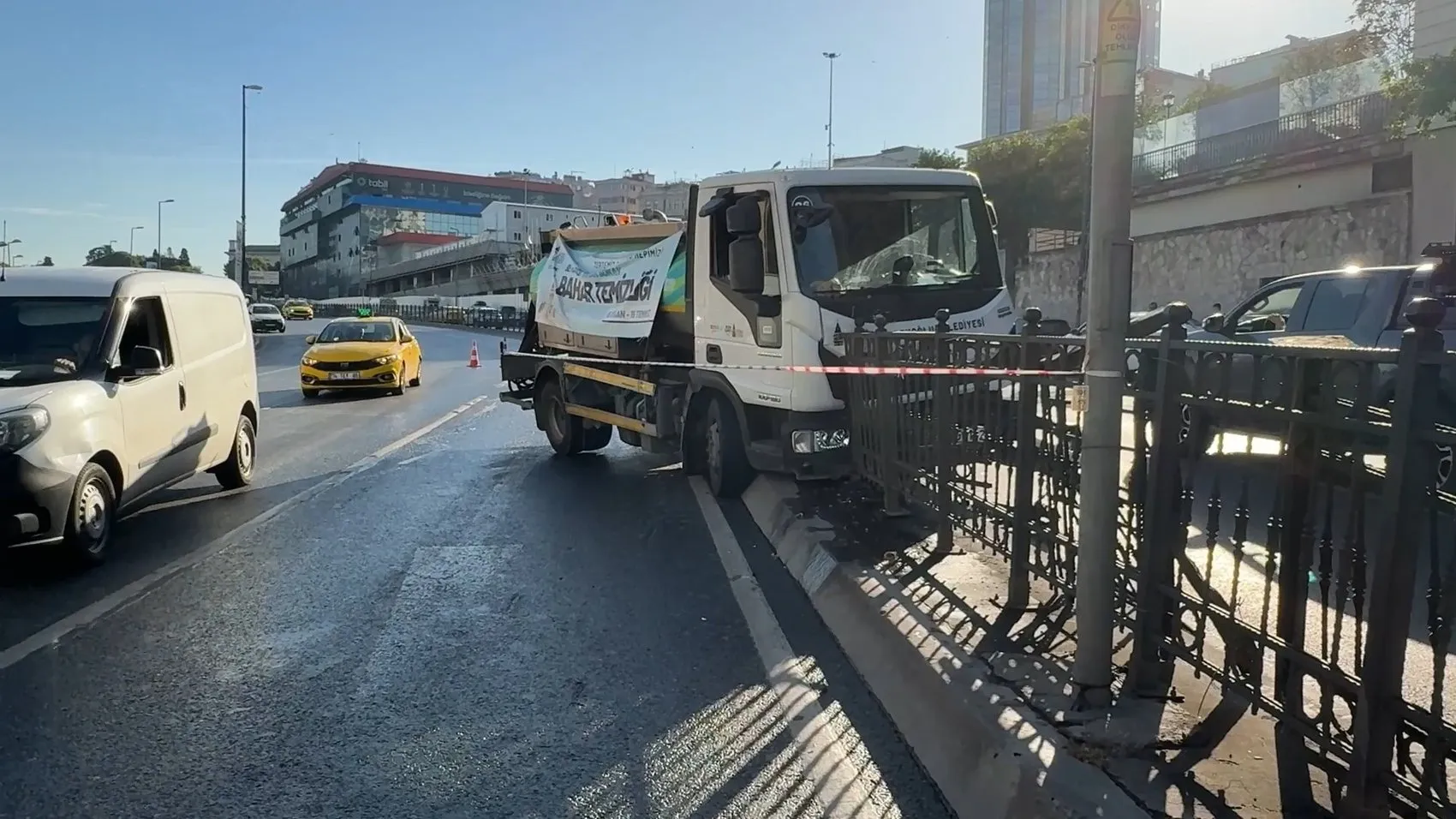 Beyoğlu’nda sabah mesaisi kaza ile başladı
