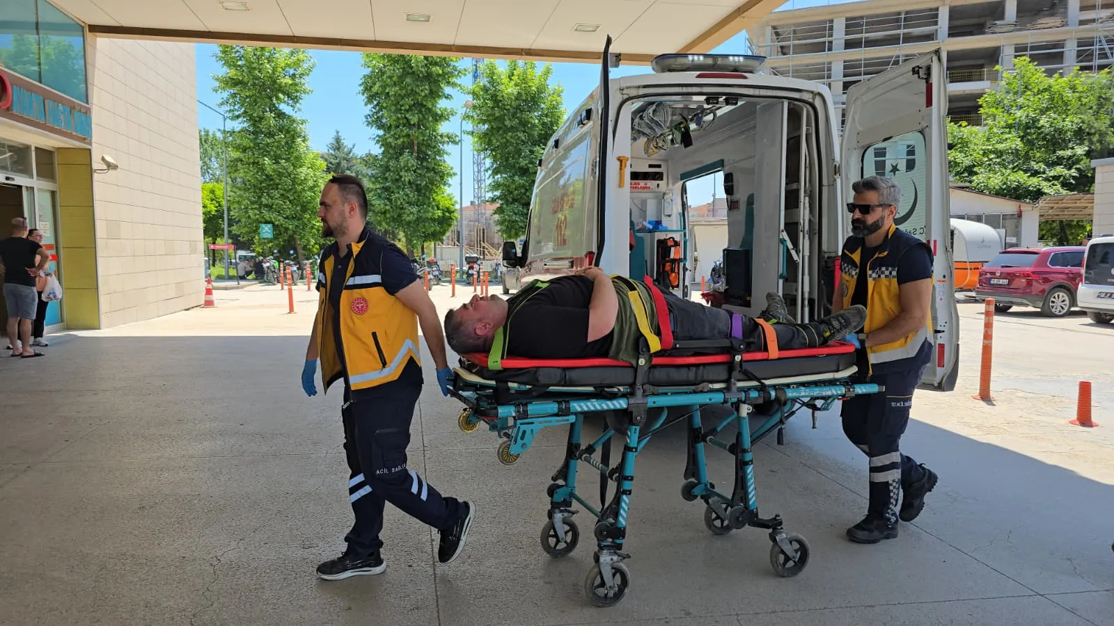 İnegöl'de inşaat işçisi iskeleden düştü