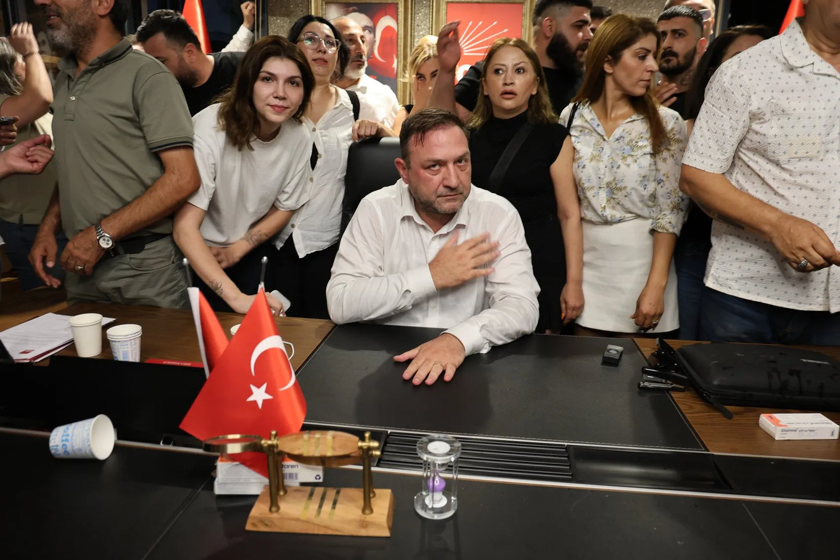 CHP İzmir binasında arbede Yeni başkan görevi devraldı
