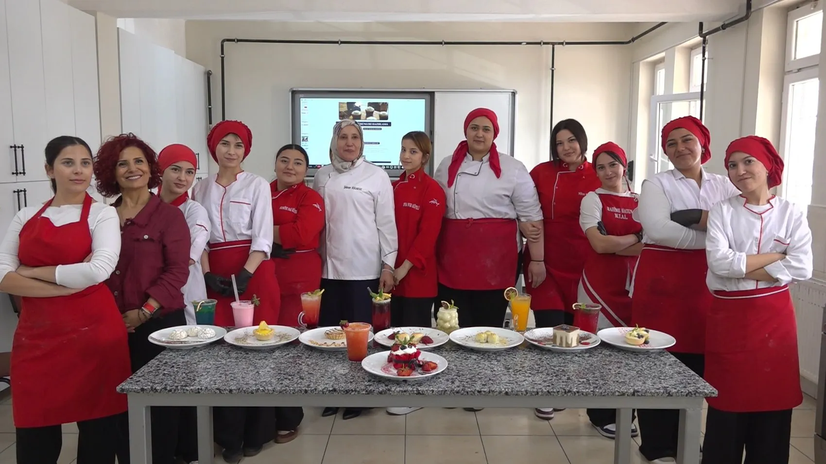Osmaniyeli öğrenciler okul mutfağında hem meslek öğreniyor hem de para kazanıyor