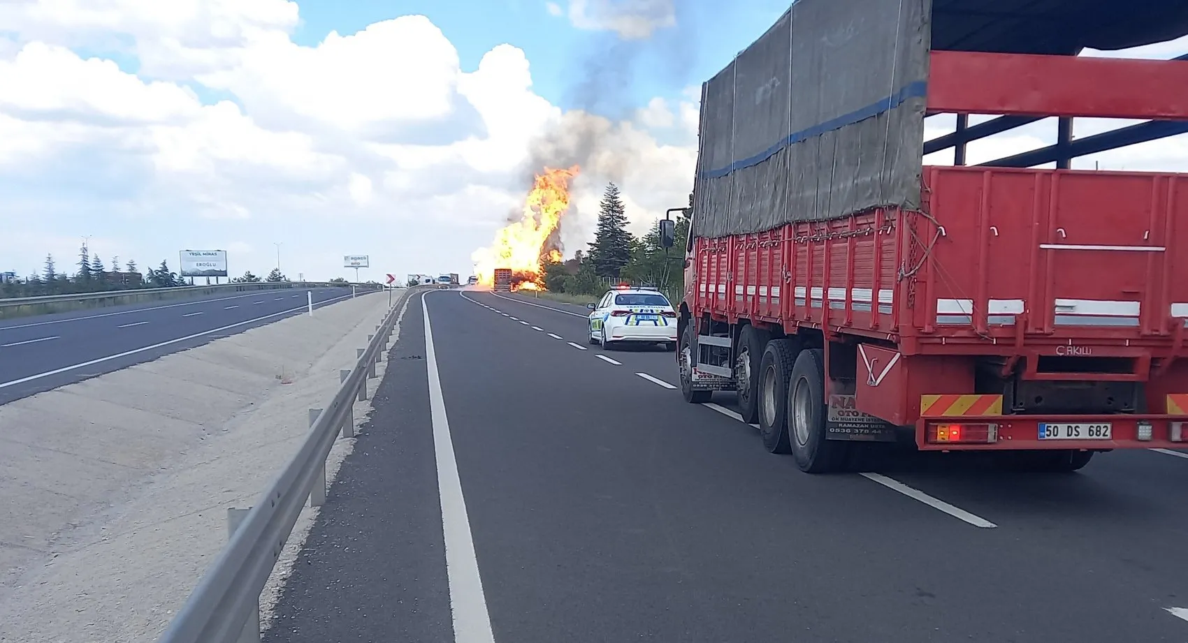 Aksaray Nevşehir yolunda TIR yangını ormana sıçradı