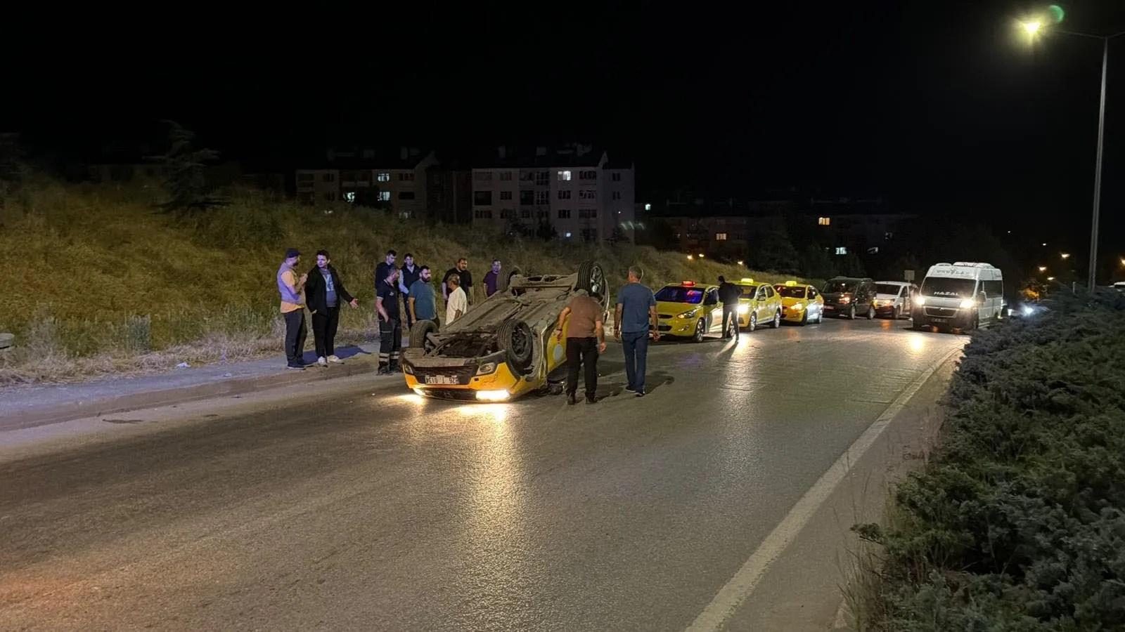 Eskişehir’de ticari araç kaldırıma çarparak devrildi