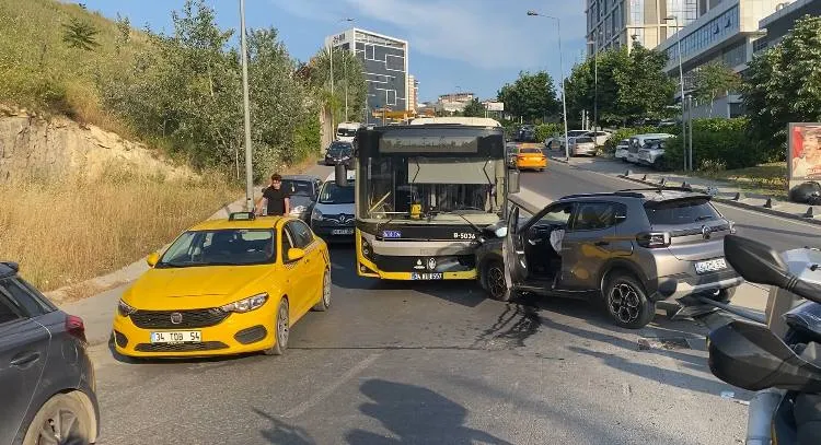 Küçükçekmece’de ani manevra kazaya yol açtı