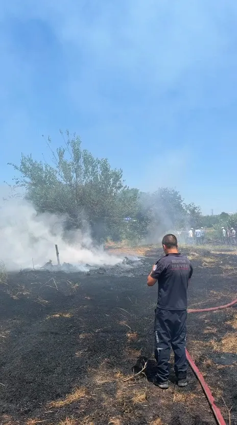 İnegöl’de tarlayı küle çeviren yangın korkuttu