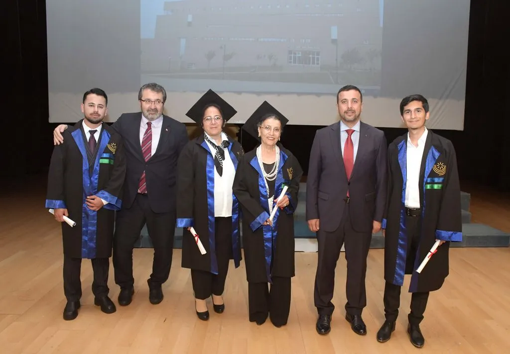 76 yaşında üniversite diplomasını eline aldı