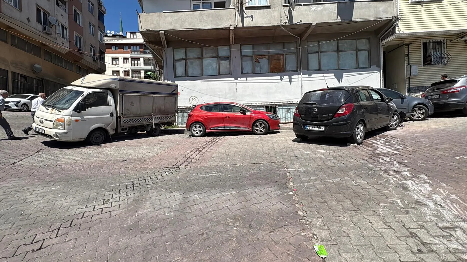 Kağıthane’de yokuştan kayan otomobil ortalığı birbirine kattı