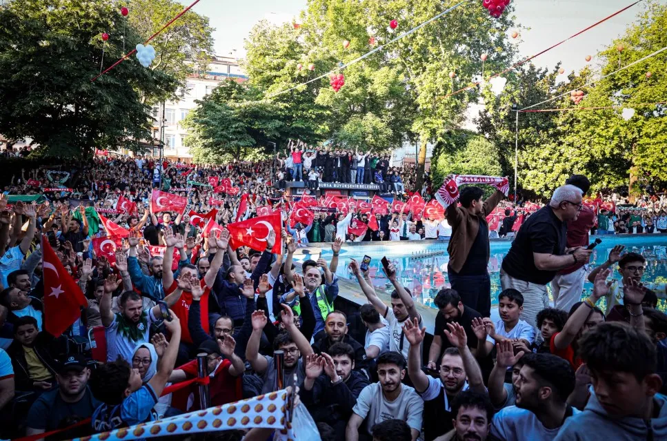 Bursa sokakları A Milli Takım için kırmızı beyaza büründü