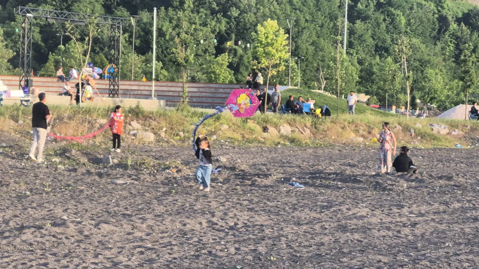 Zonguldak sahiline umut uçurtmalarıyla mesaj gönderdiler
