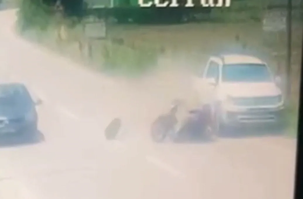 İnegöl yolunda tehlikeli sollama Motosikletli genç ağır yaralandı