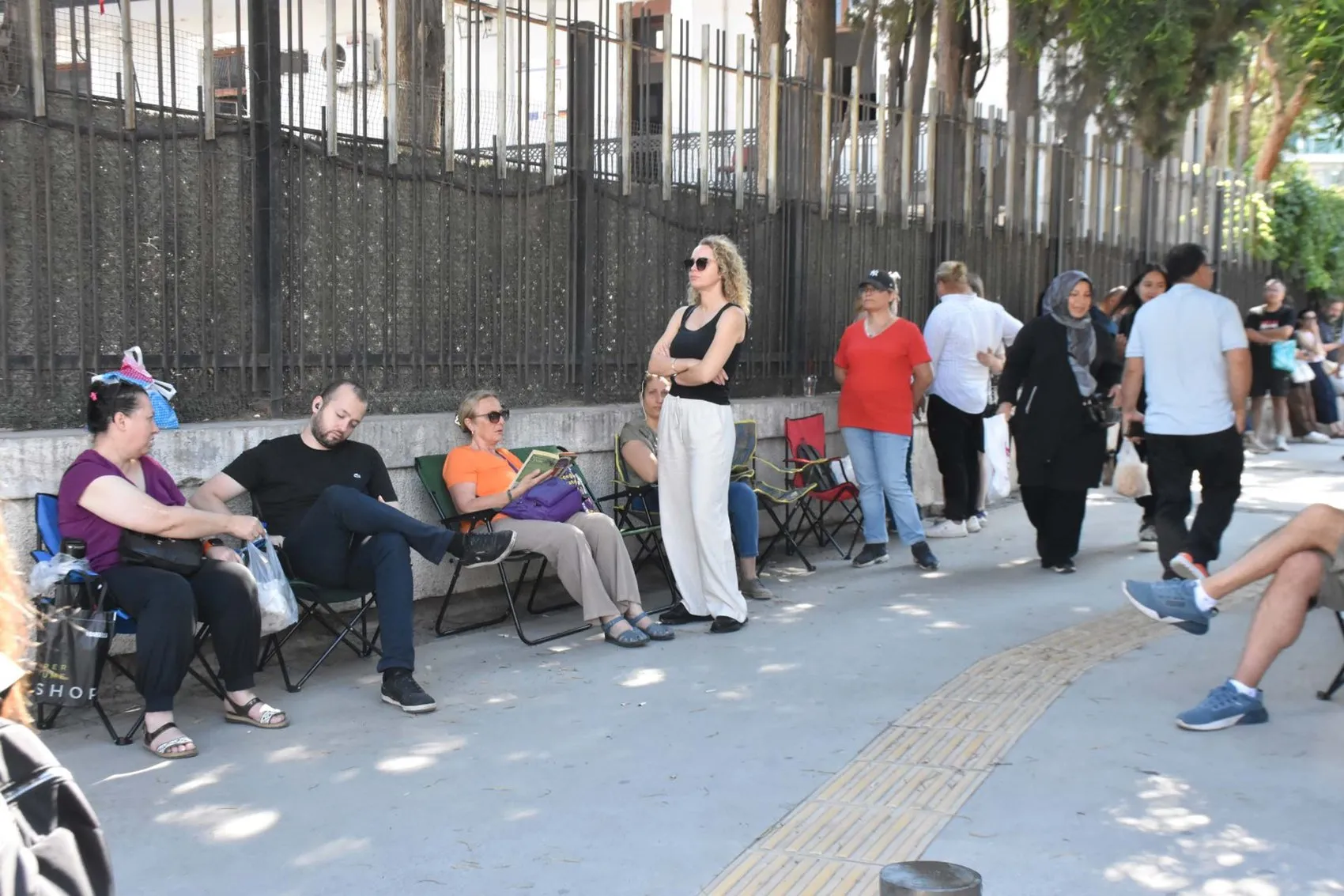 İzmir'de AYT maratonu başladı; veliler okul kapılarında bekliyor