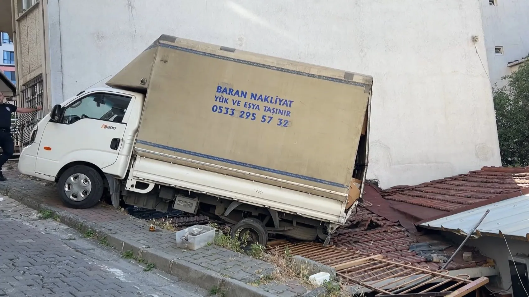 Kağıthane'de kontrolden çıkan kamyonet çatının üzerine uçtu