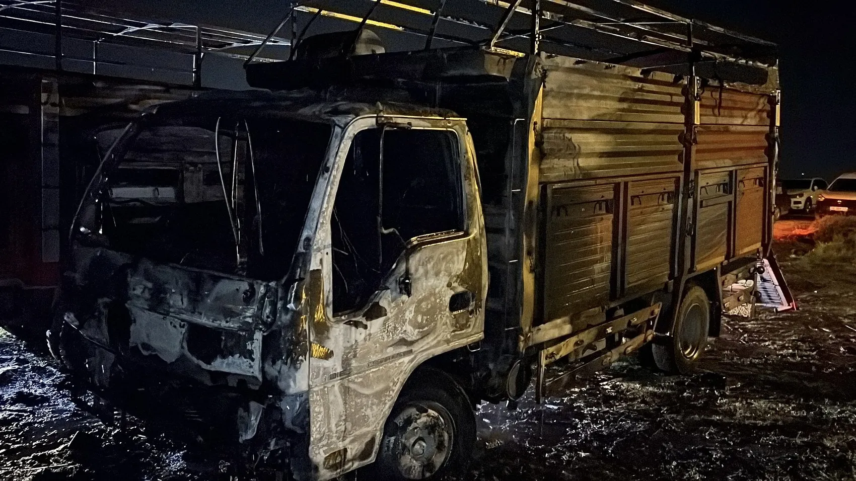 Kayseri’de park halindeki iki kamyon ateşe verildi