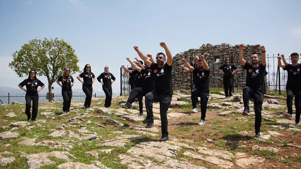 Siirtli öğretmenler sahneye dönüyor