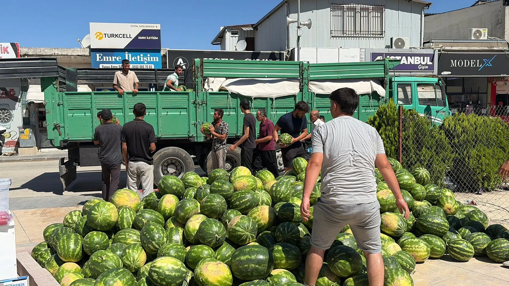 Osmaniyeli çiftçiden Uygar için 20 tonluk karpuz desteği