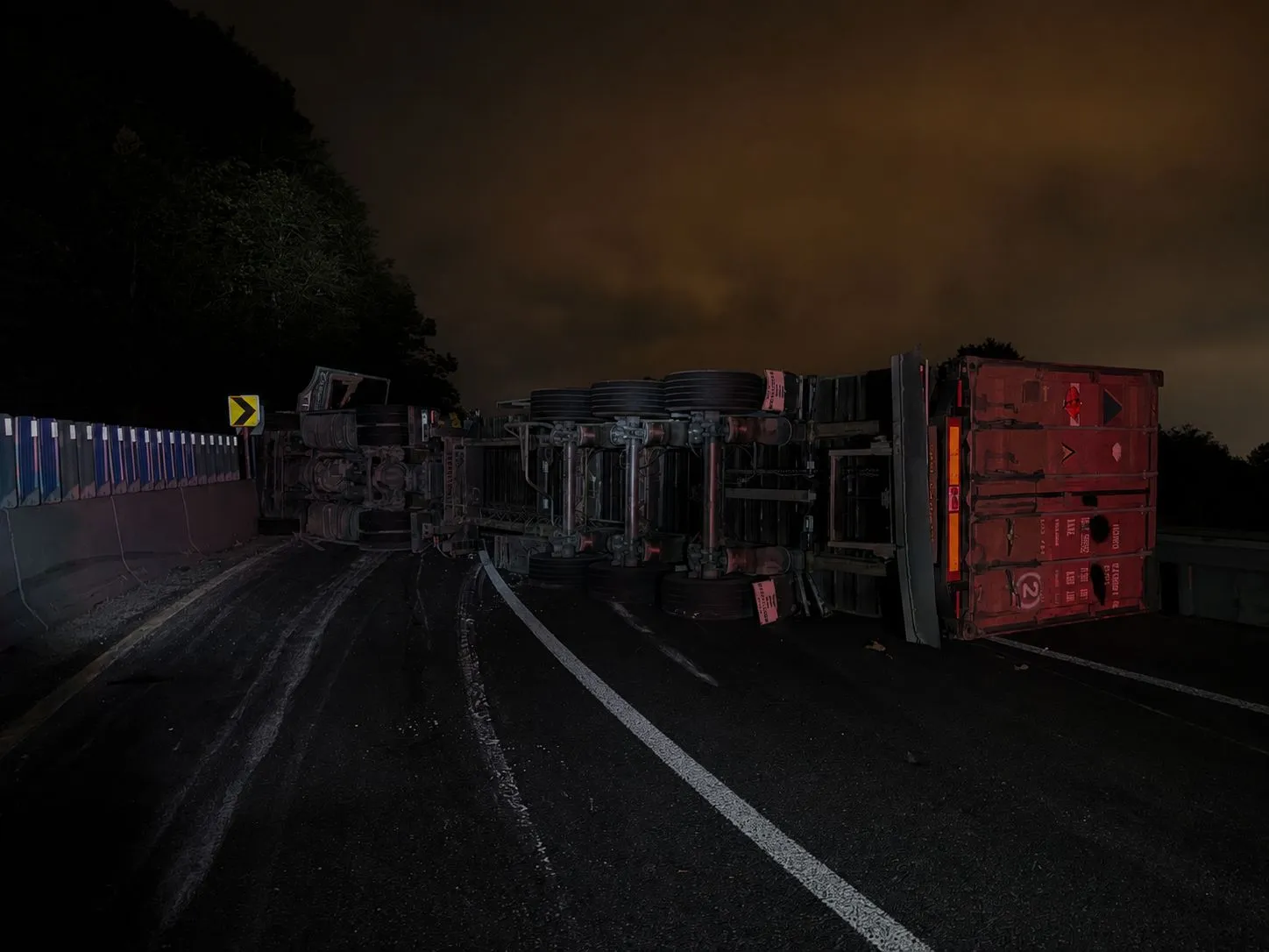 Bolu Dağı geçişinde askeri mühimmat taşıyan TIR devrildi