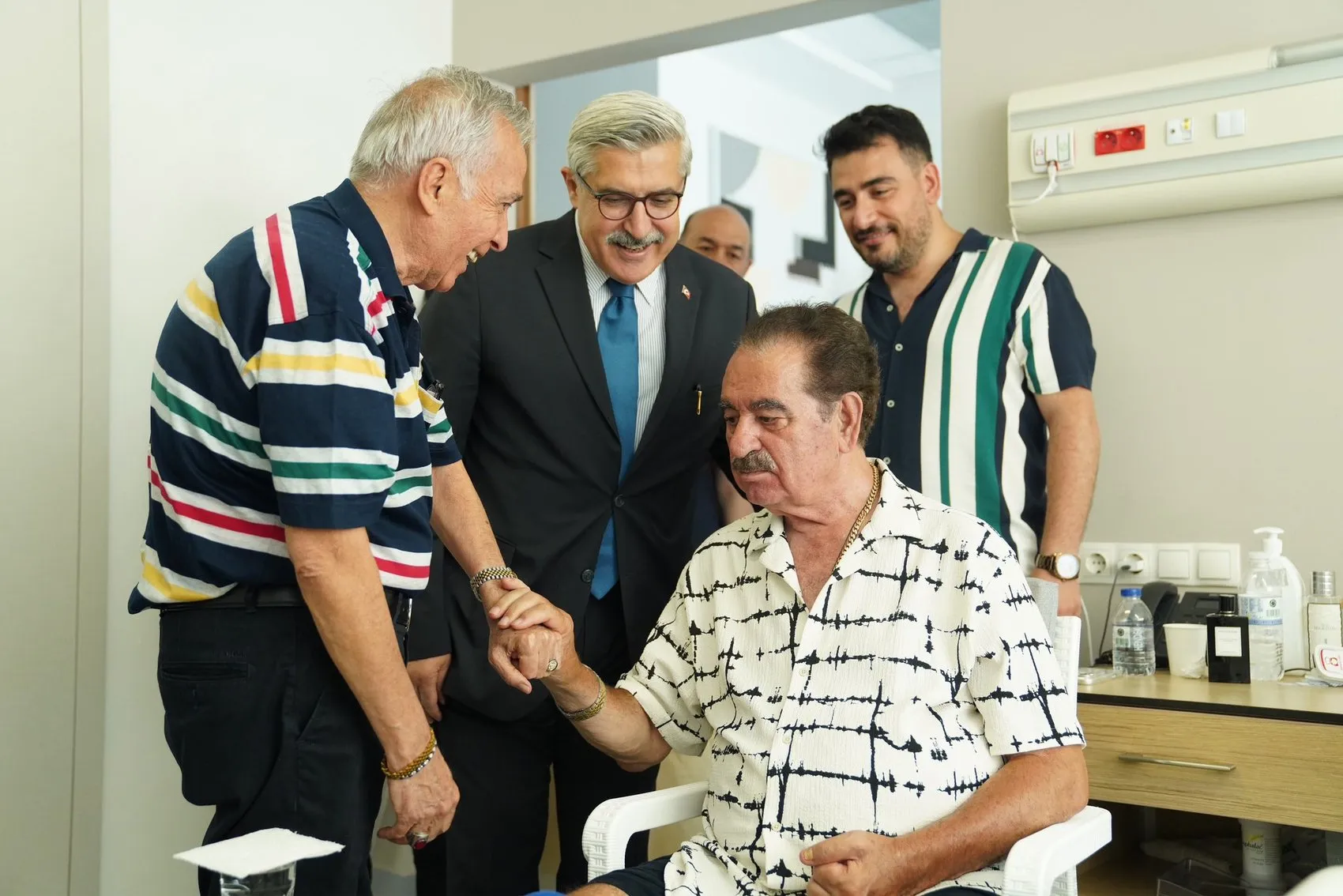 Hüseyin Yayman İbrahim Tatlıses'i hastanede ziyaret etti