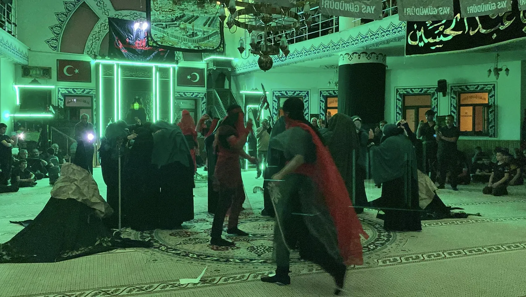 Kars’ta Kerbela yasını tutan binlerce kişi meydanlara indi