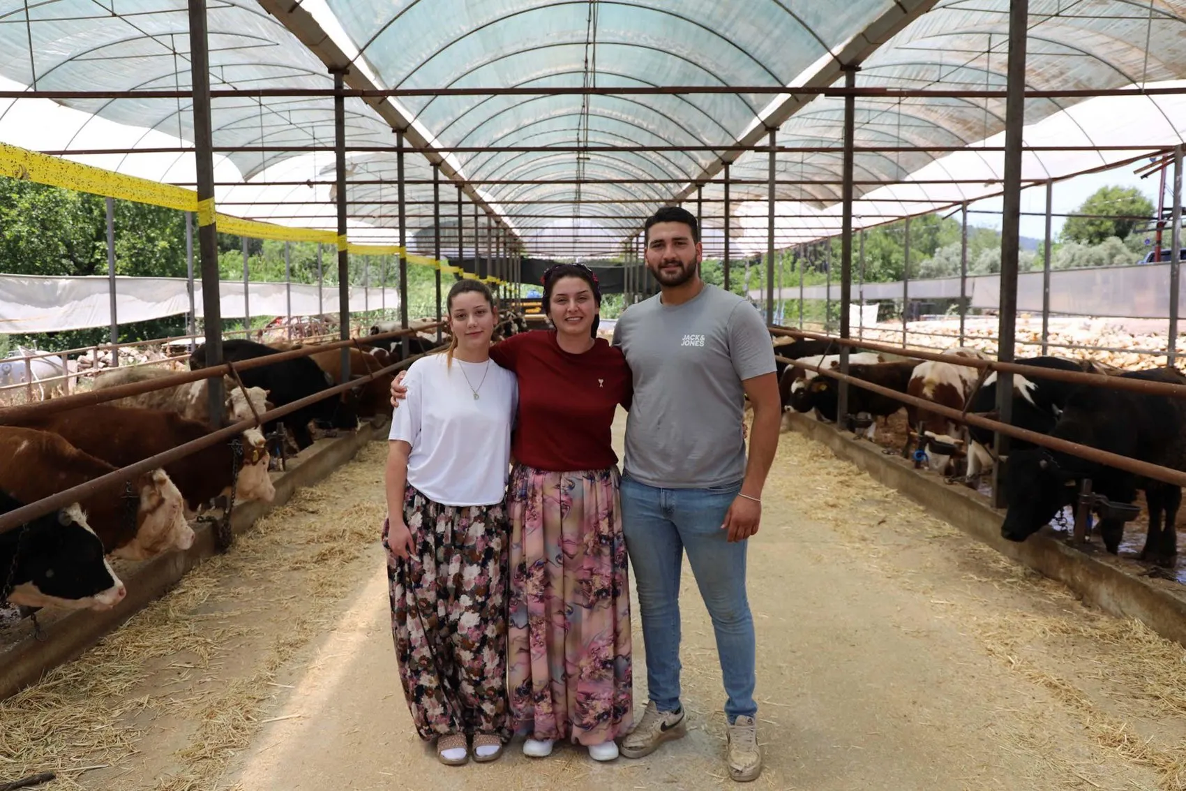 İzmirli kadın eşinin mirasını 120 büyükbaşla ayakta tutuyor