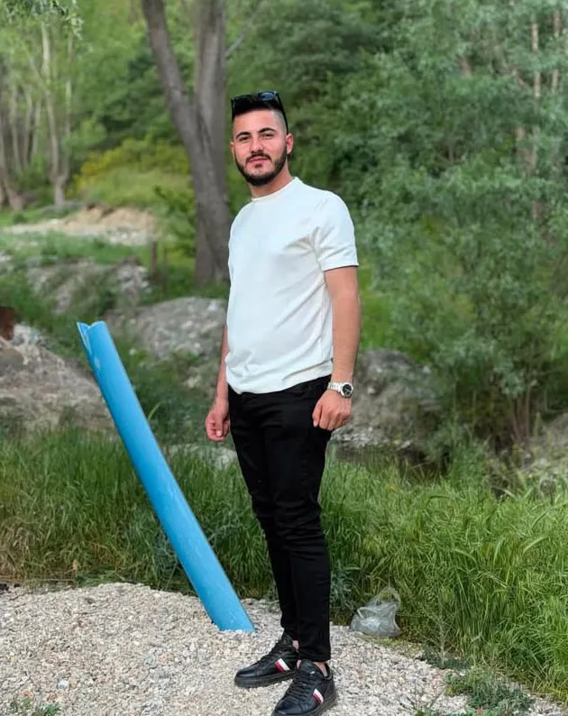 Park halindeki araçta ölü bulunan iki genç toprağa verildi
