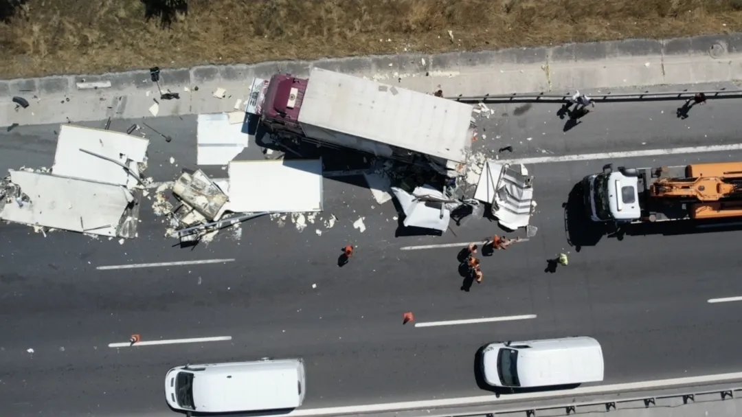 TEM Otoyolu'nda kamyonların karıştığı zincirleme kazada trafik kilitlendi