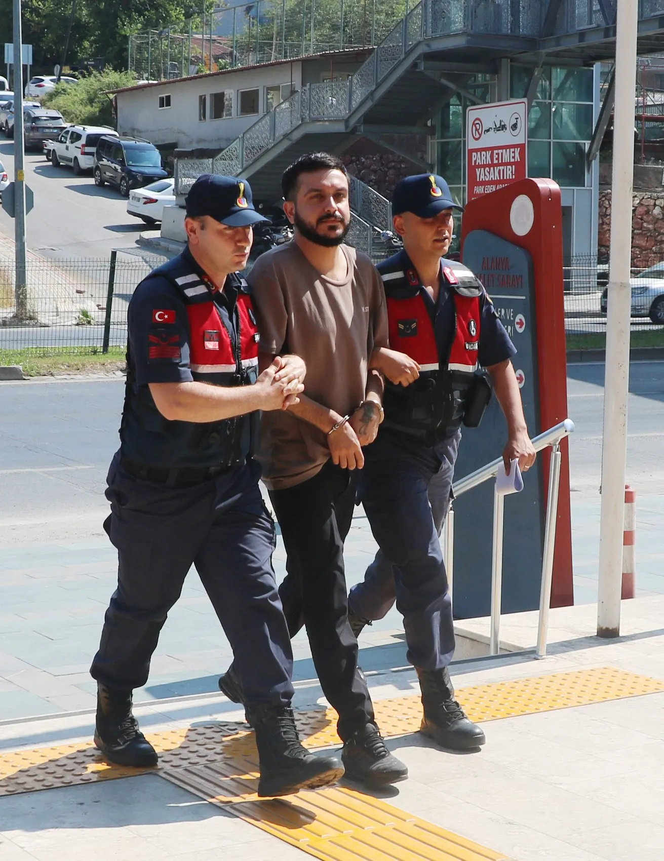 Alanya'da yaşlı adamın evini basıp parasını çaldılar