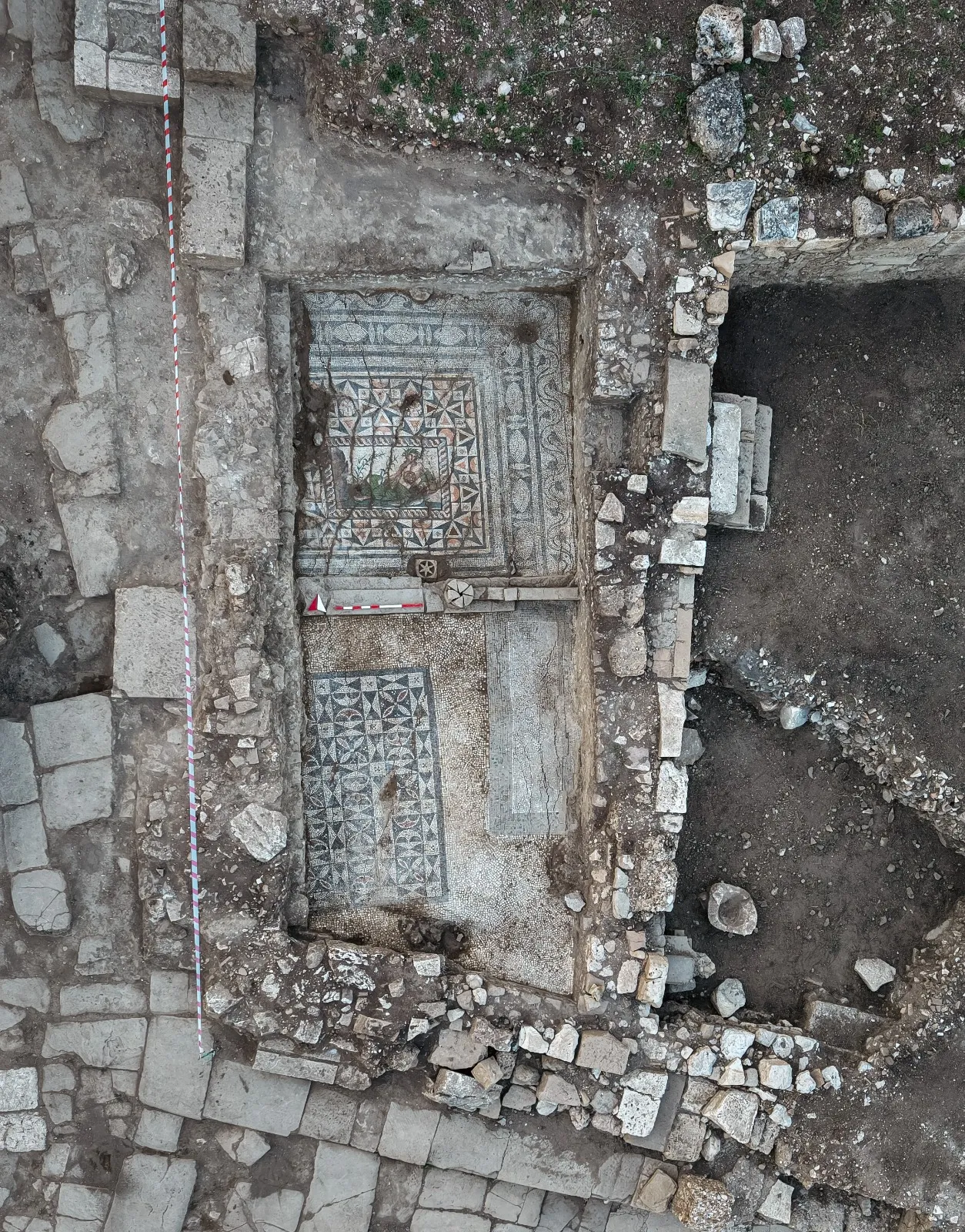 Aspendos antik kentinde nadir bulunan nehir tanrısı mozaiği bulundu