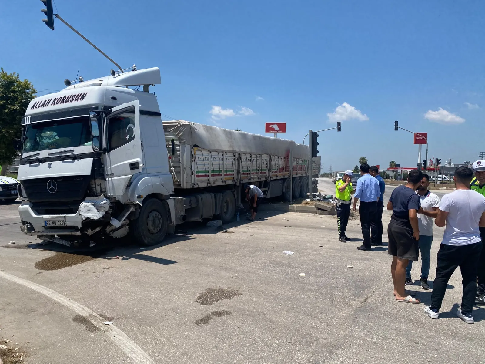 Ceyhan'da TIR kazası 5 kişi yaralandı