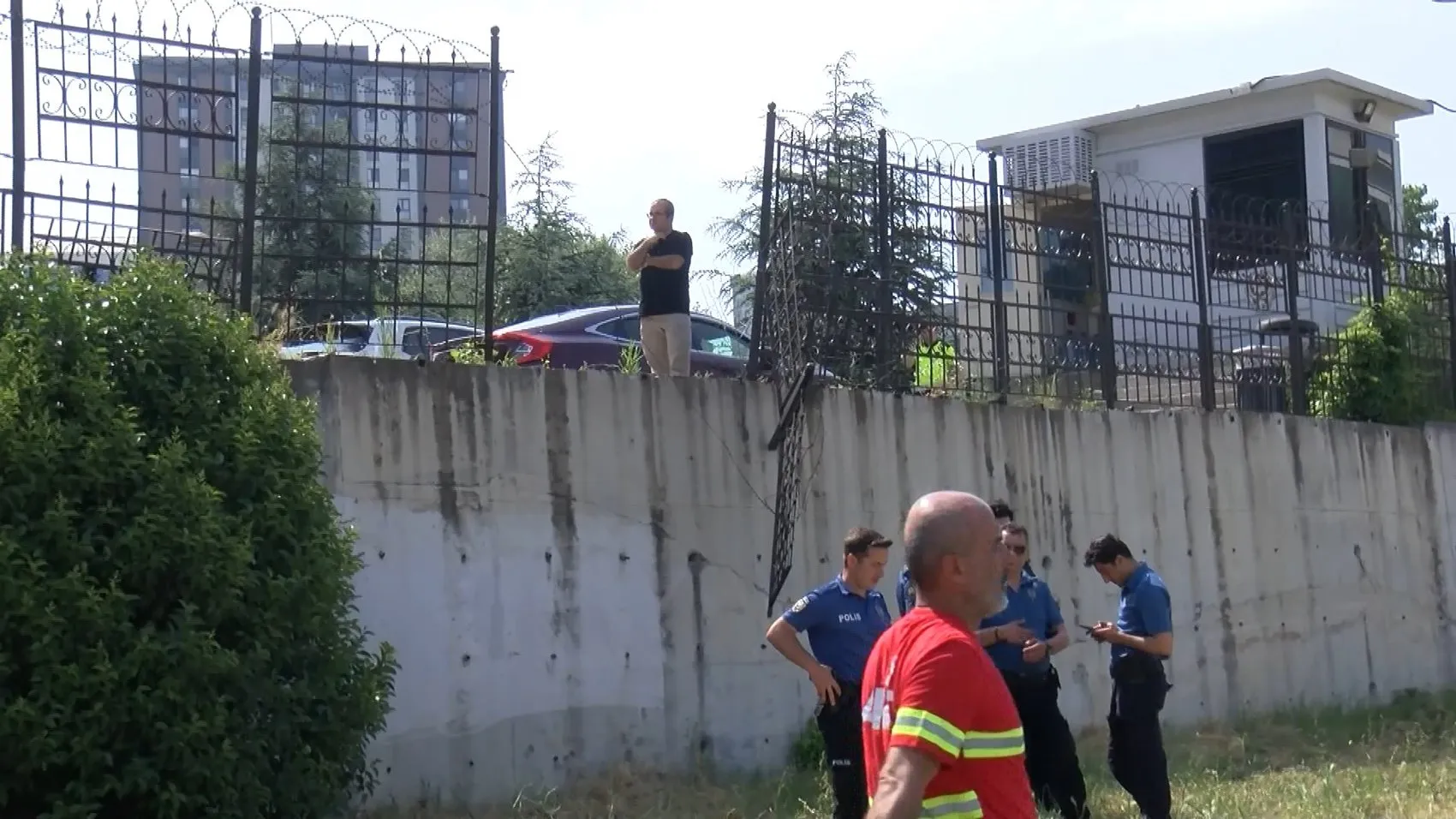 Adliye otoparkında kaza yapan hakimin aracı iki metreden aşağı uçtu