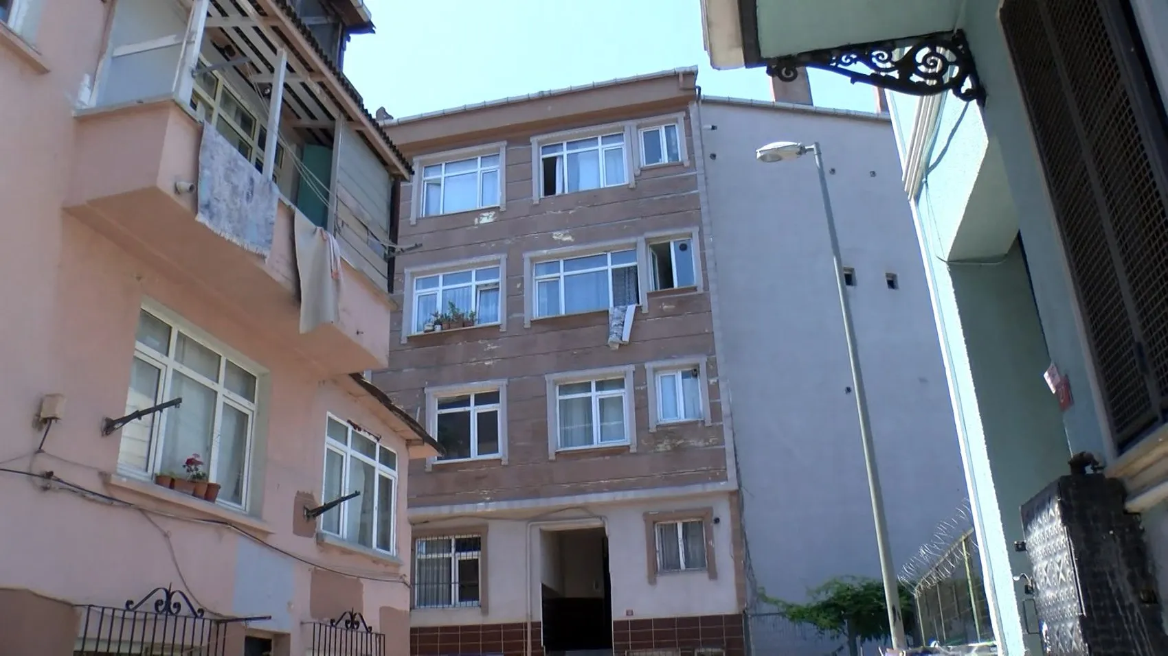 Fatih’te dehşet anları Oğlunu para için annesini rehin aldı