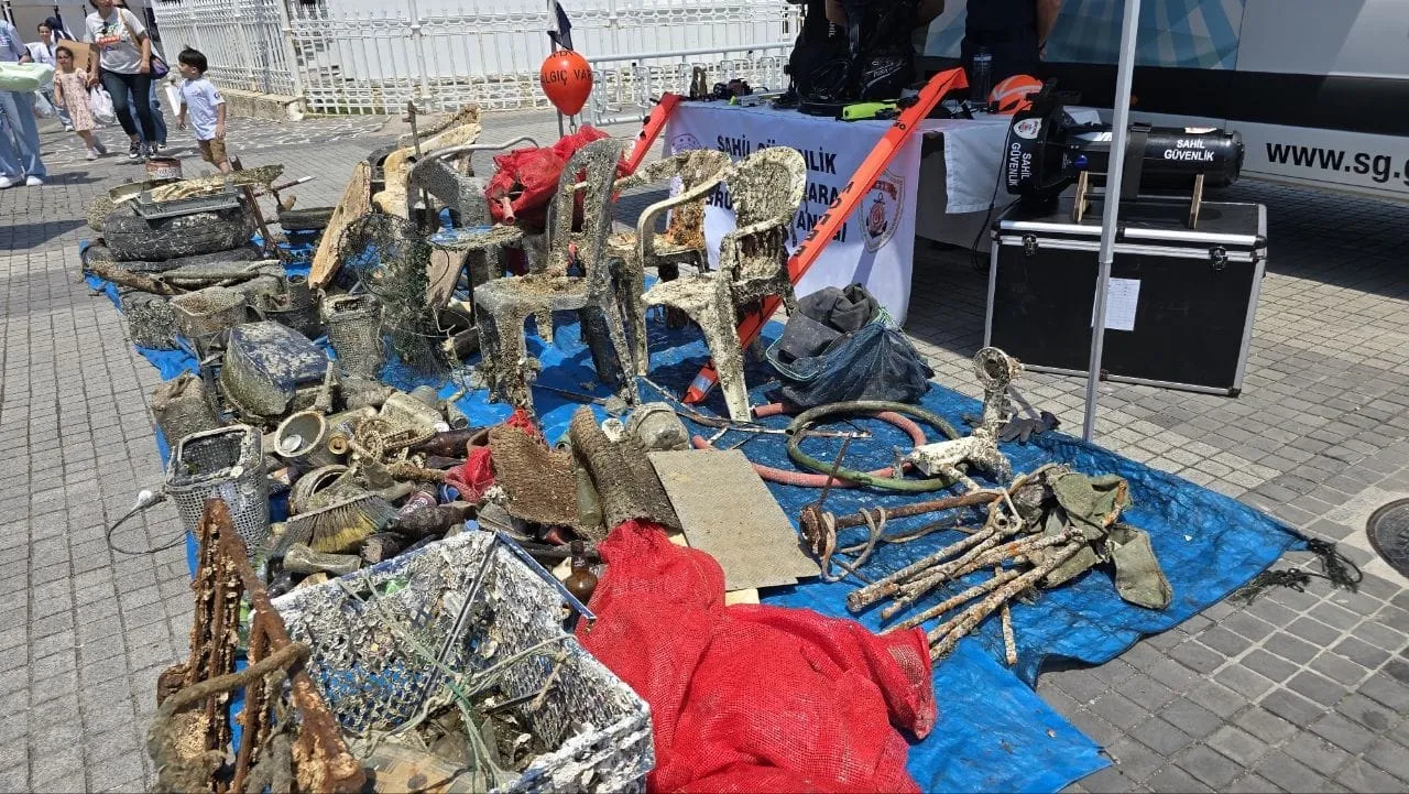 Mudanya denizinde temizlik operasyonu 2,5 ton çöp çıktı