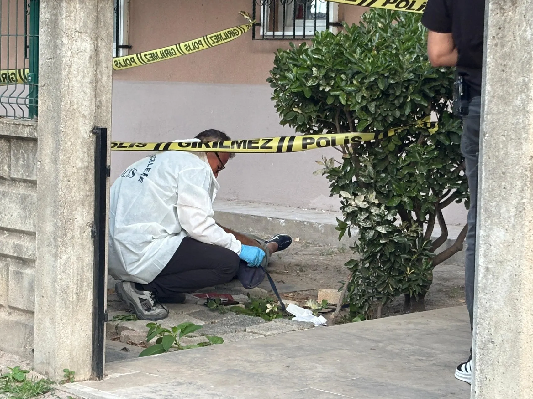 Antalya'da bir evin bahçesinde yabancı uyruklu bir kişi ölü bulundu