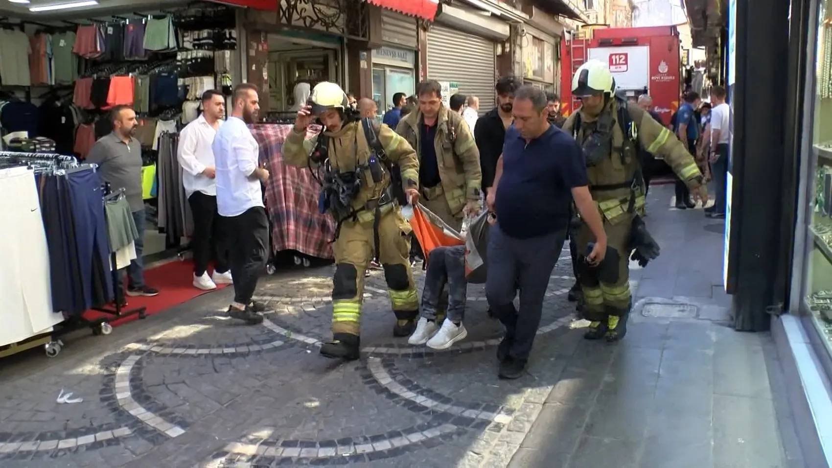 Fatih’teki tekstil deposunda korkutan yangın