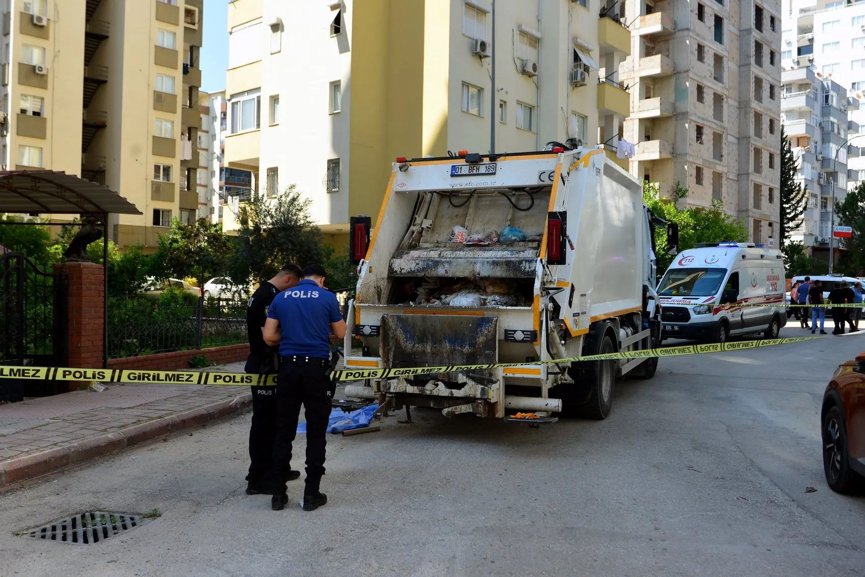 Adana'da belediye kamyonu yayaya çarptı