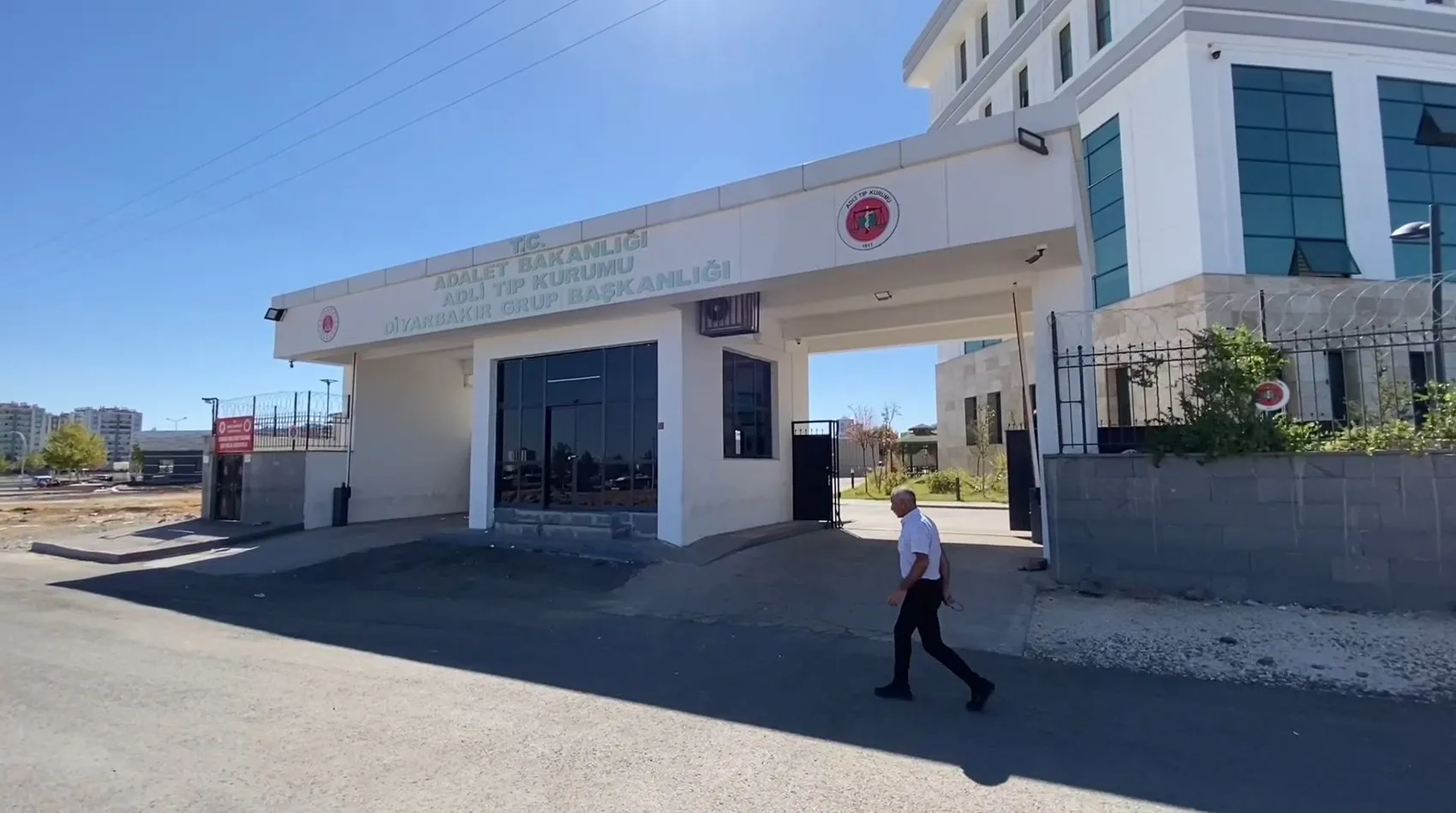 Diyarbakır'da oyun oynayan çocuk evde bulduğu silahla vuruldu