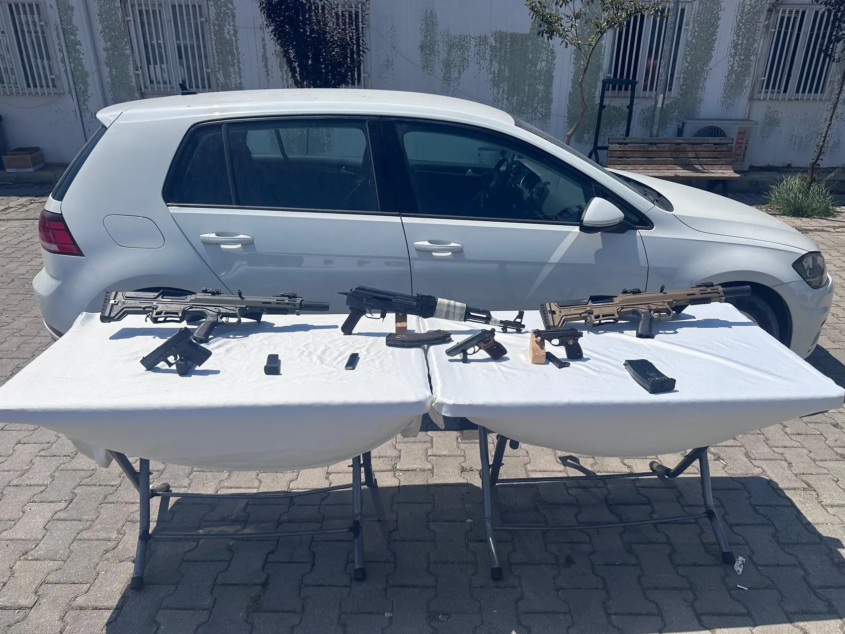 Osmaniye'de cezaevi önünde silahlı saldırı ve araç gaspı kamerada