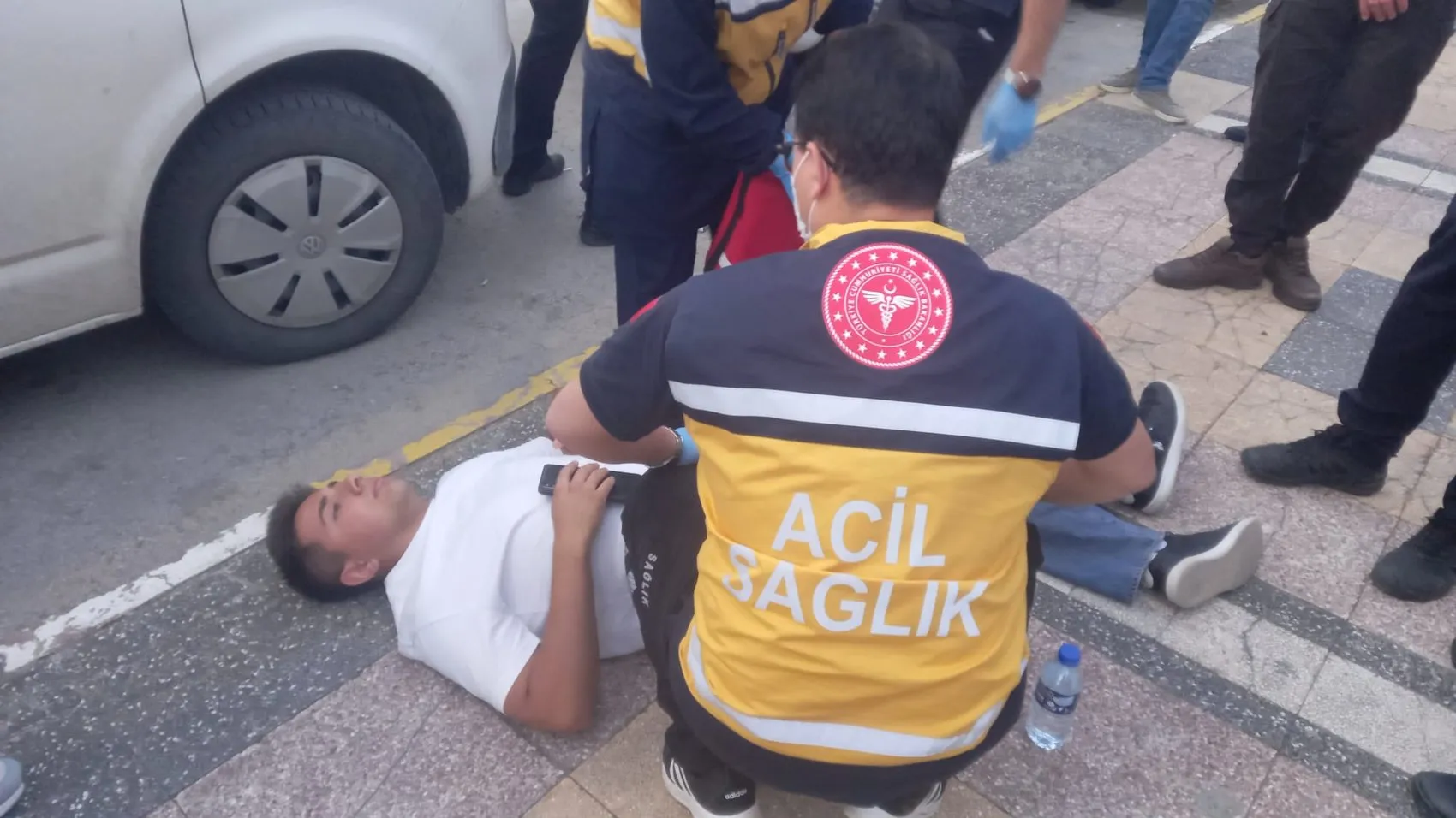 Aksaray'da sokak ortasında yan bakma kavgası kanlı bitti