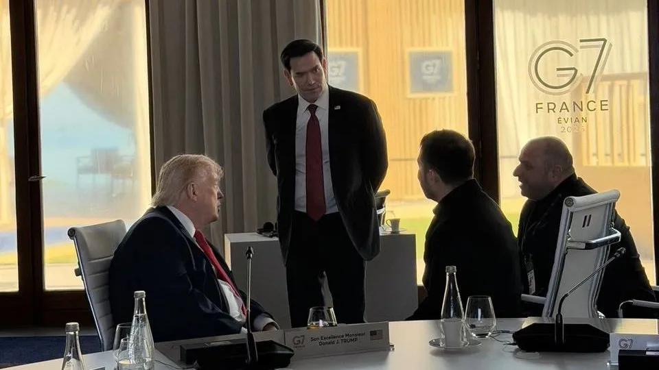 Zelenskiy G7 Zirvesi’nde Trump ve Macron ile masaya oturdu