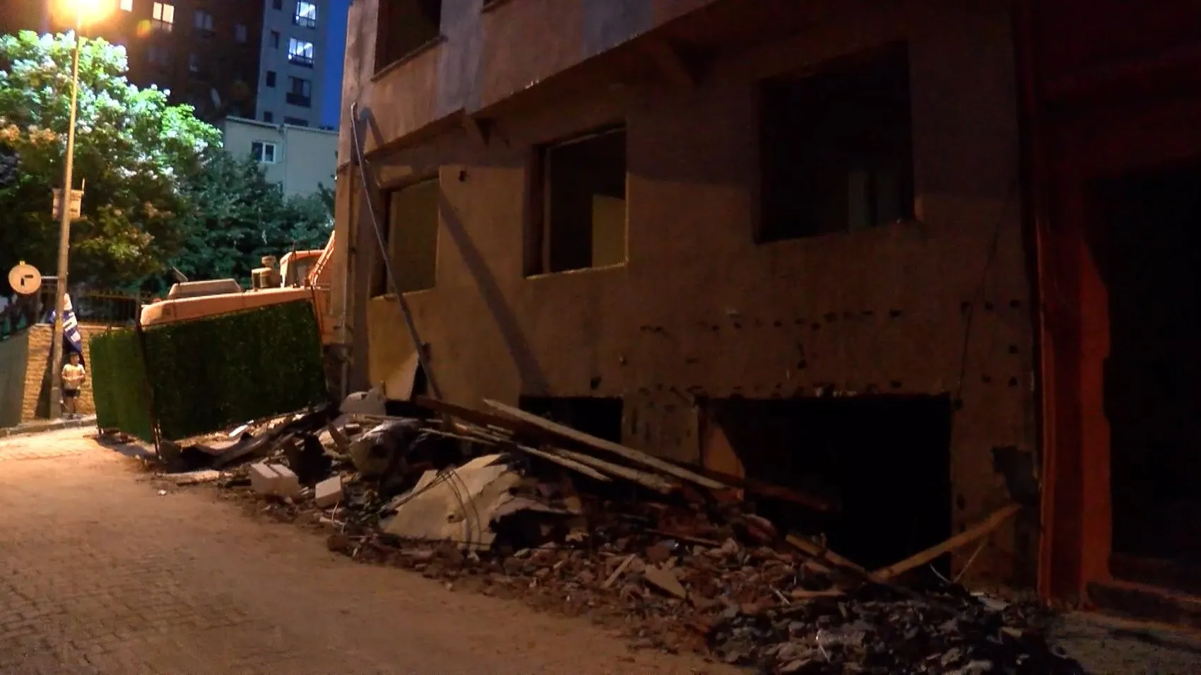Kağıthane'de kontrolsüz yıkım komşu binaları yaşanmaz hale getirdi