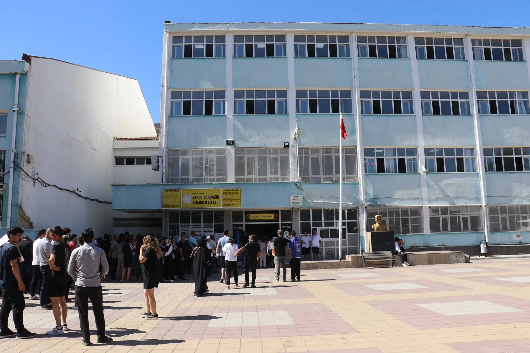 Diyarbakır'da üniversite hayali için ter döken gençler sınav salonunda
