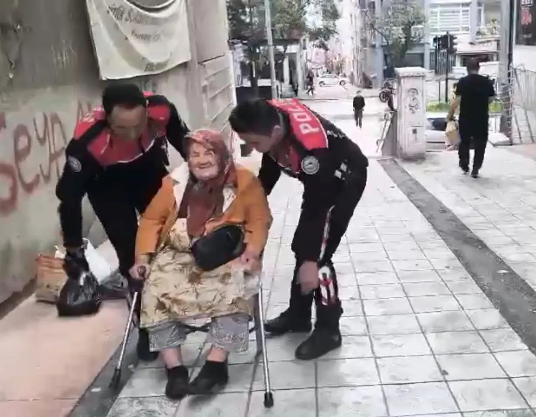 Samsun'da polis ekipleri yolda kalan yaşlı kadını evine taşıdı