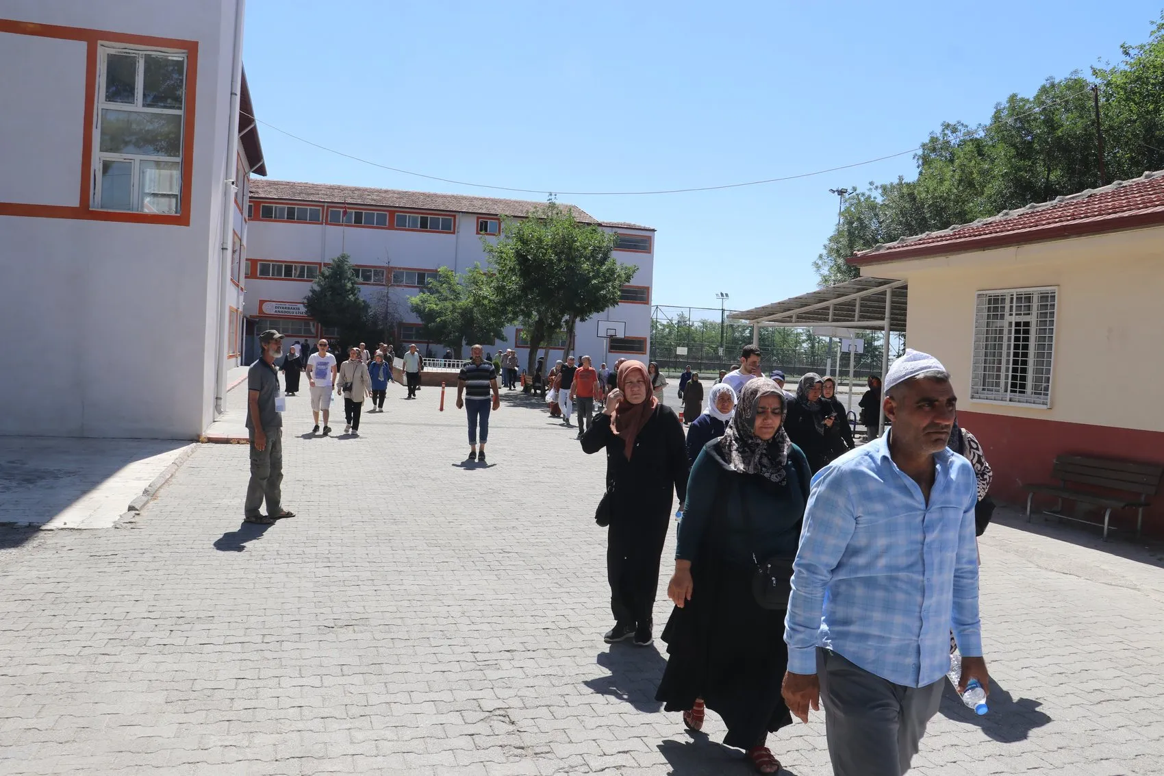 Diyarbakır'da üniversite hayali için ter döken gençler sınav salonunda