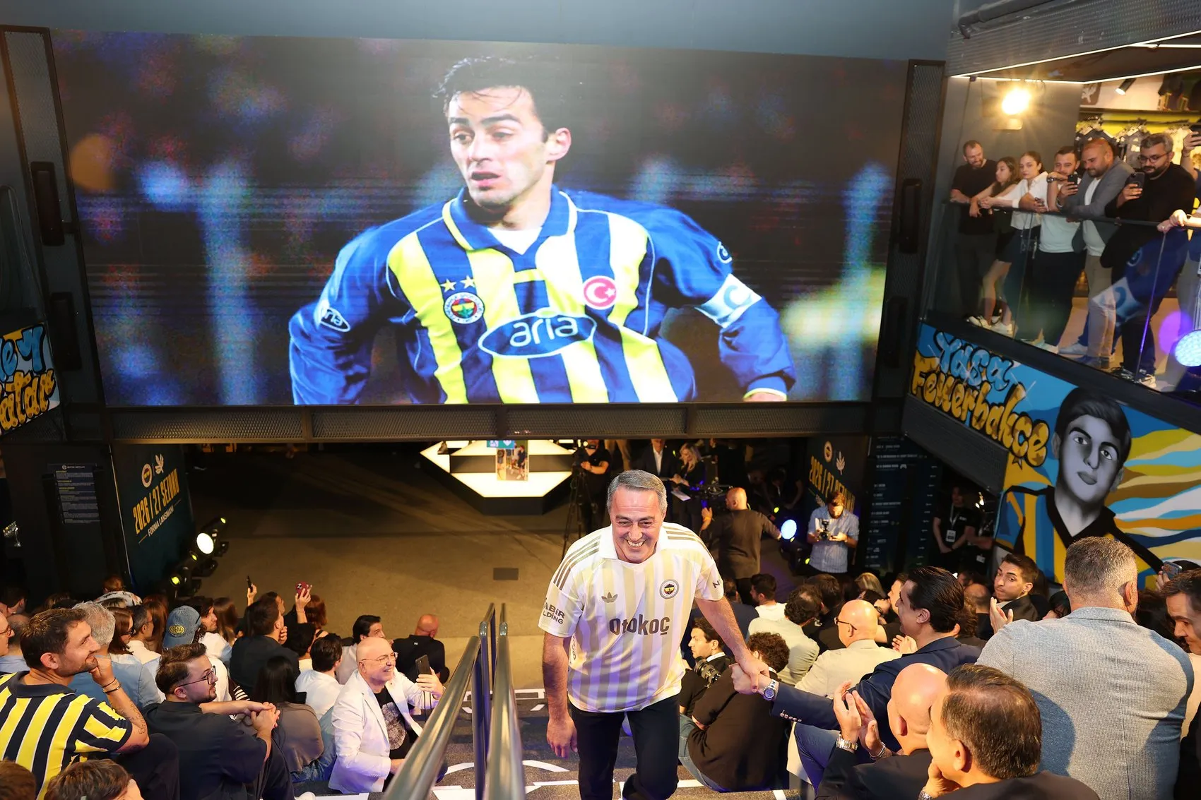 Fenerbahçe 120’nci yıl formalarını görkemli bir törenle görücüye çıkardı