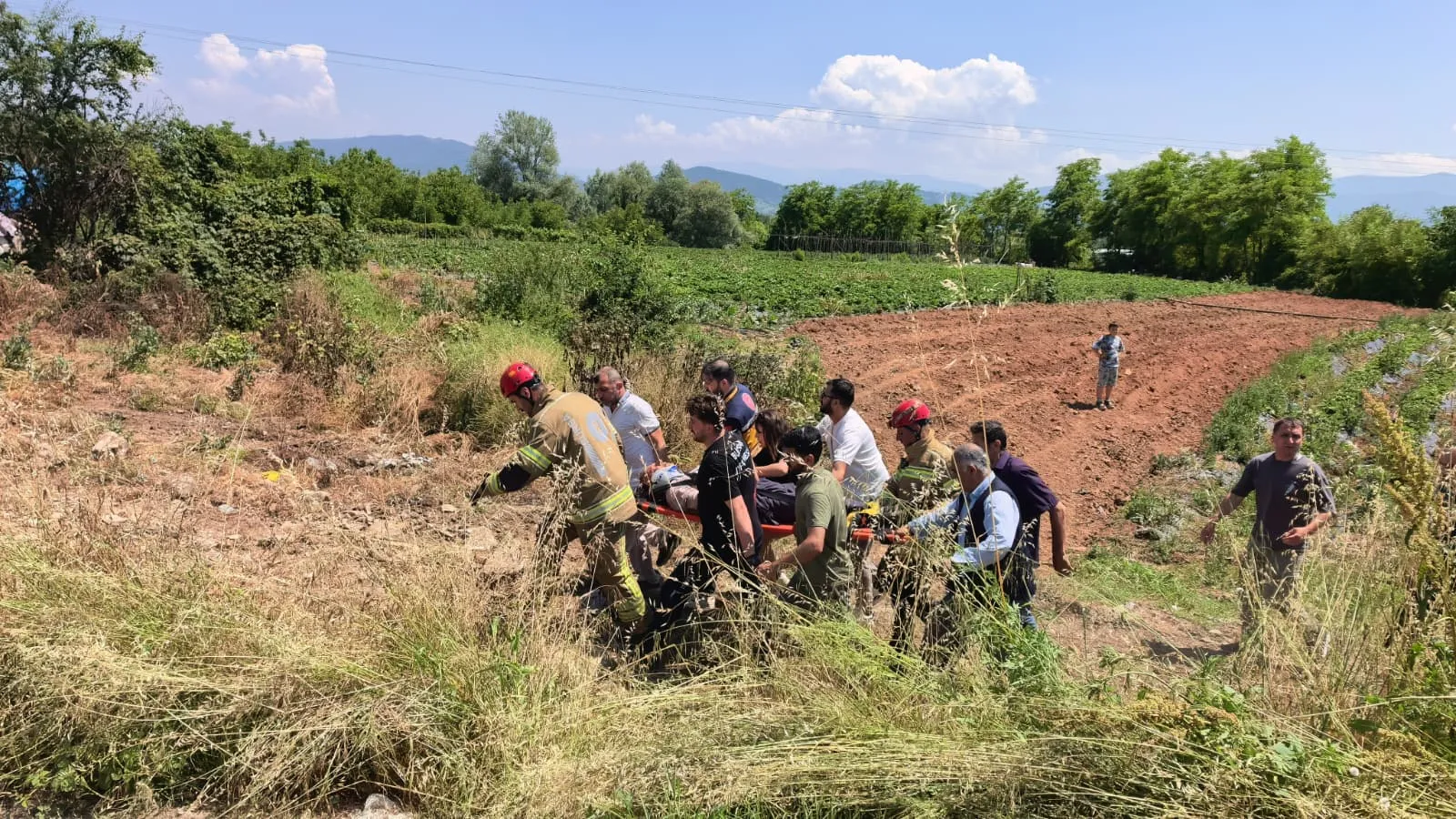 İnegöl’de traktör dereye uçtu Muhtarın kepçesi hayat kurtardı