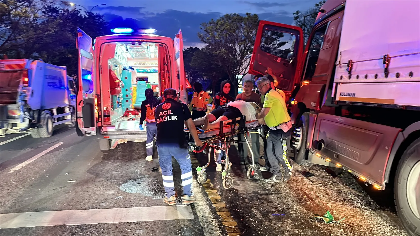 Kütahya yolunda direksiyon başında fenalaşan TIR şoförü kaza yaptı