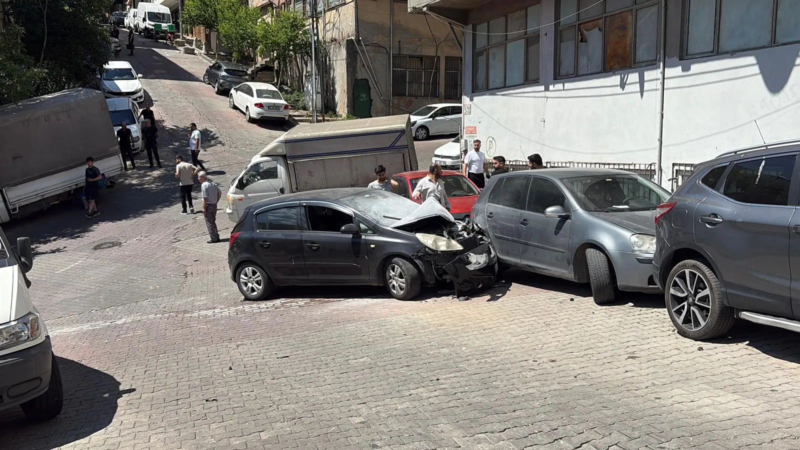 Kağıthane’de yokuştan kayan otomobil ortalığı birbirine kattı
