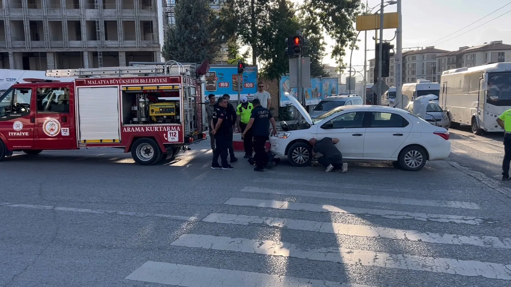 Malatya’da otomobilin motoruna sıkışan kediye itfaiye müdahalesi