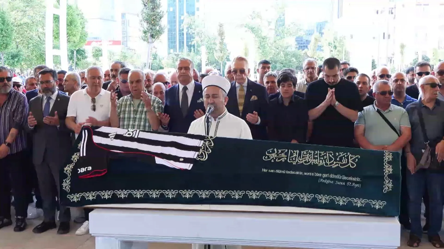Televizyon dünyasının unutulmaz ismi Reha Muhtar son yolculuğuna uğurlandı